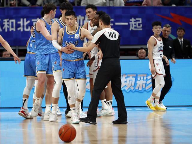 1704965260771067375.jpg 图片2 2024.1.8 CBA联赛常规赛第27轮 北京北汽85-118南京头排苏酒 方硕 新华社 图片1_副本.jpg